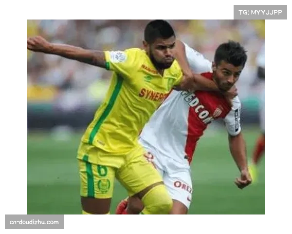 特写：进球后，南特全队冲向场边与定位球分析师庆祝